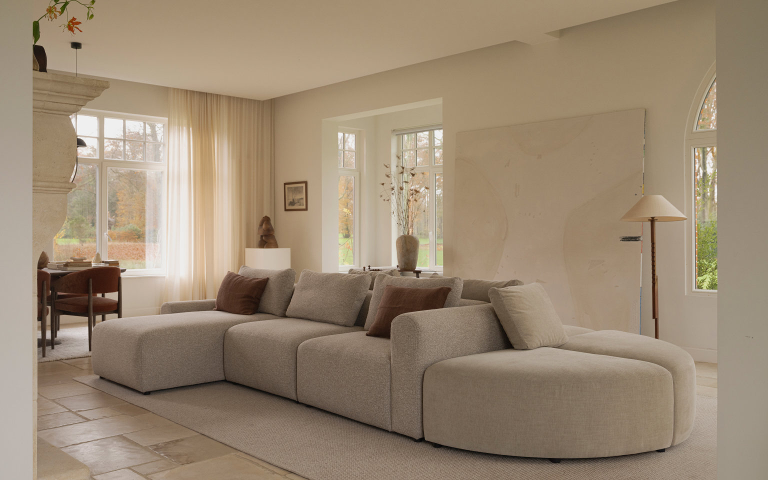 Volledig aanzicht van bank Lungo gebruikt in de woontrend Countryhouse Chic