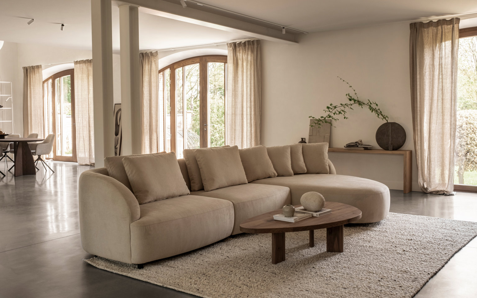 Japandi stijl woonkamer met bank en notenhouten salontafel, onderdeel van woonstijlen