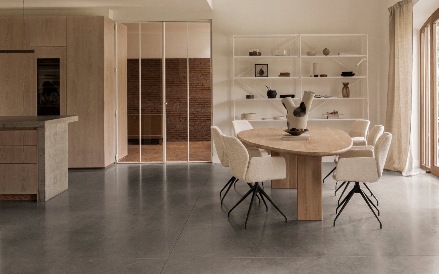 Japandi stijl eettafel met eetkamerstoelen Table du Sud