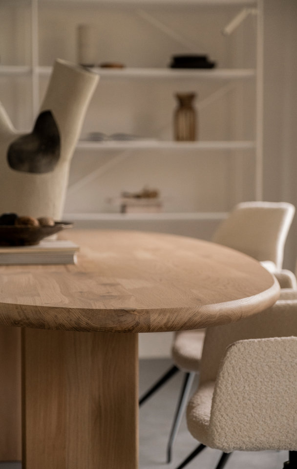 Japandi meubels eikenhouten eettafel Table du Sud, onderdeel van de woonstijlen