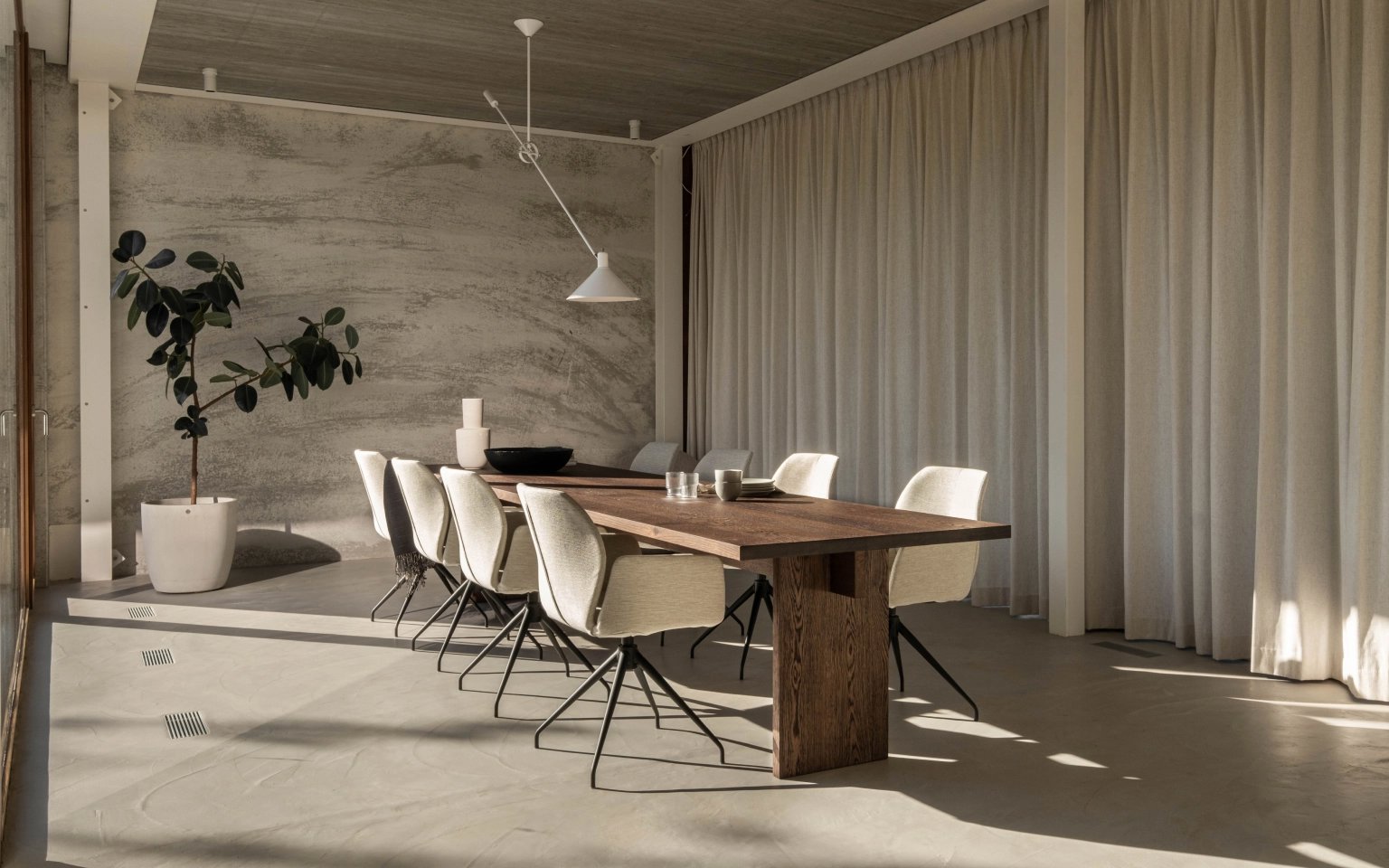 Rechthoekige eettafel van eikenhout voor 8 personen.