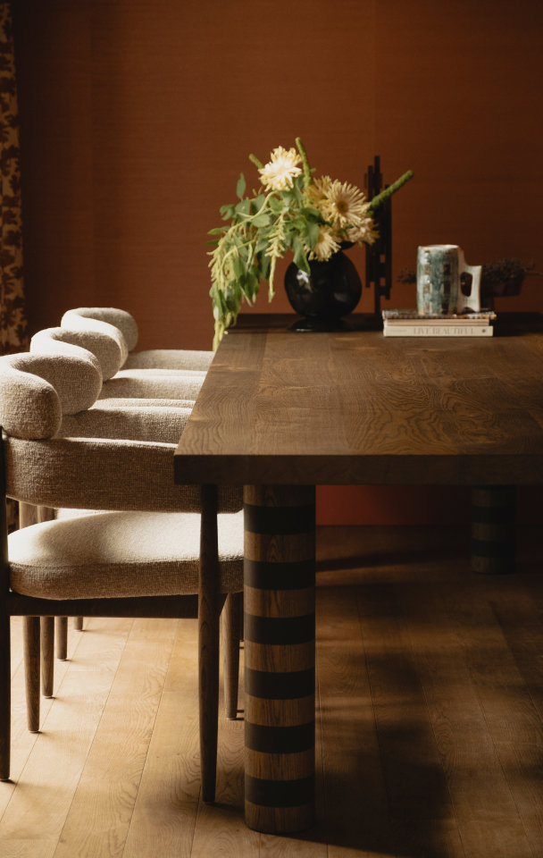 Eettafel met 280 cm lengte voor 6 personen.