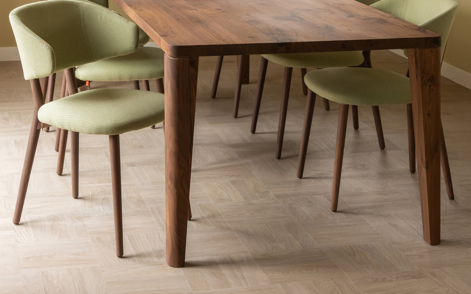 Eettafel van 260 cm voor 6 personen.