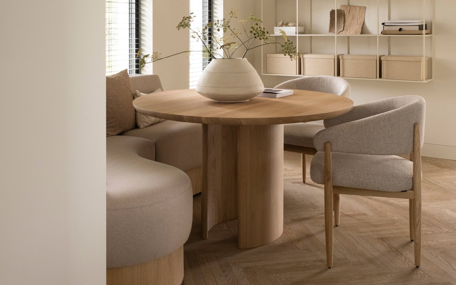 Ronde eettafel met Chloe tafelpoot. Eettafel met twee eetkamerstoelen en een eetkamerbank.