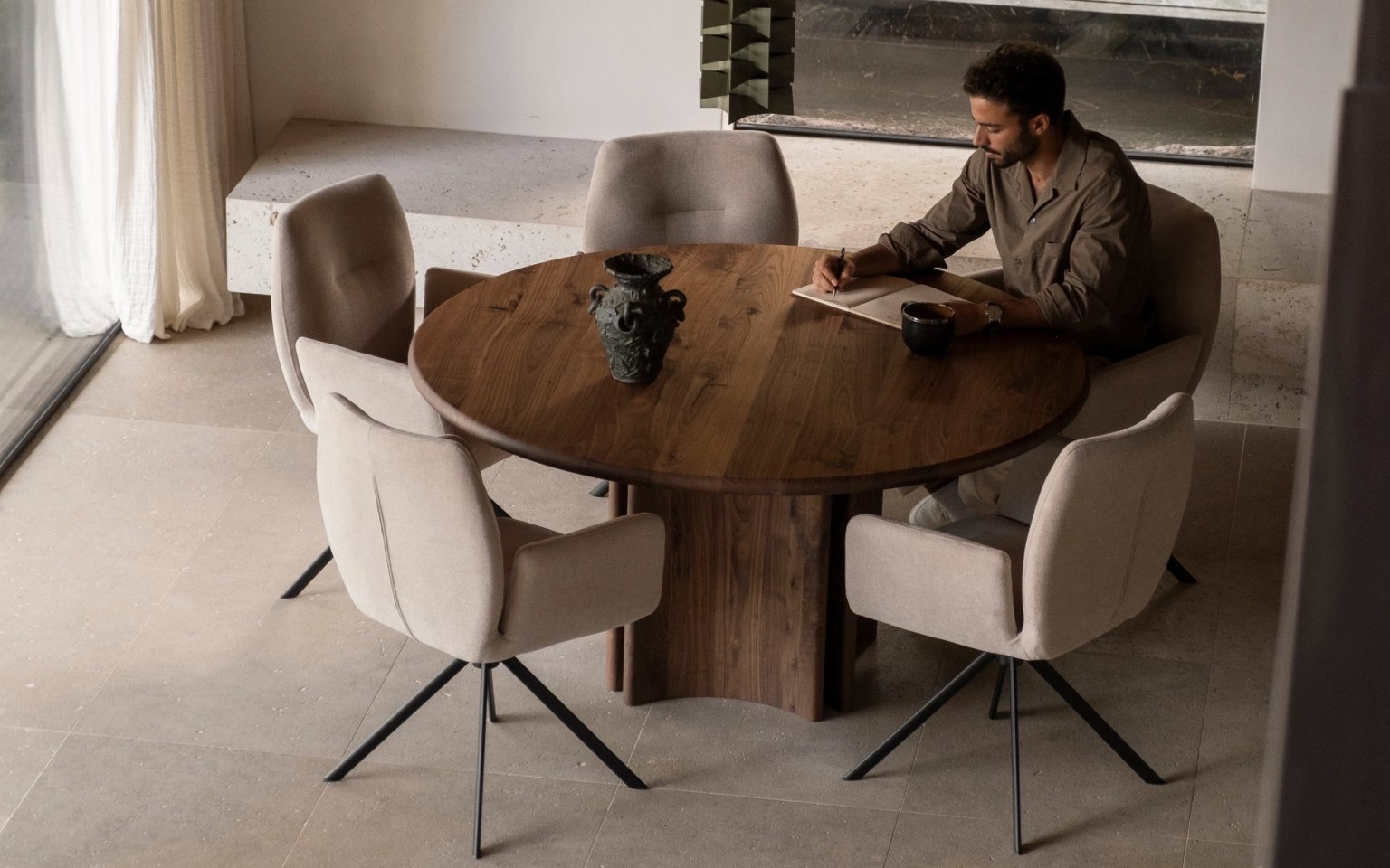 Ronde notenhouten eettafel Table du Sud