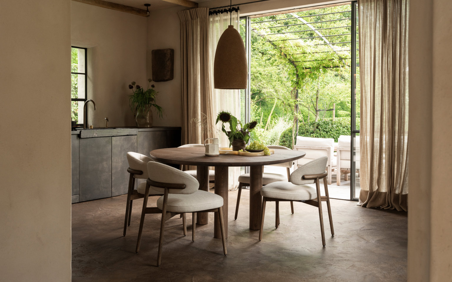 Ronde eikenhouten eettafel met eetkamerstoelen Table du Sud.