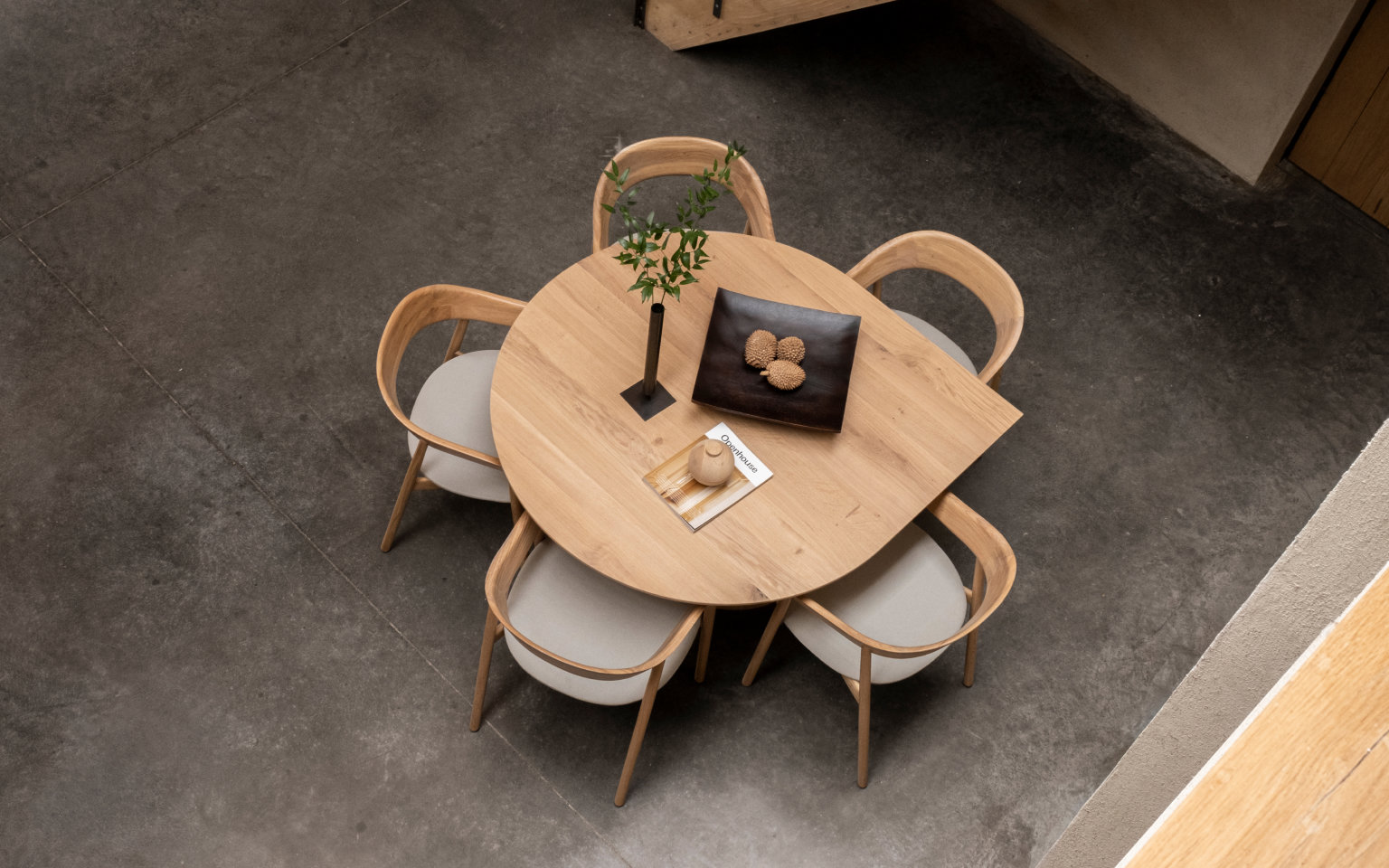 Ronde eikenhouten eettafel met 5 eetkamerstoelen. 