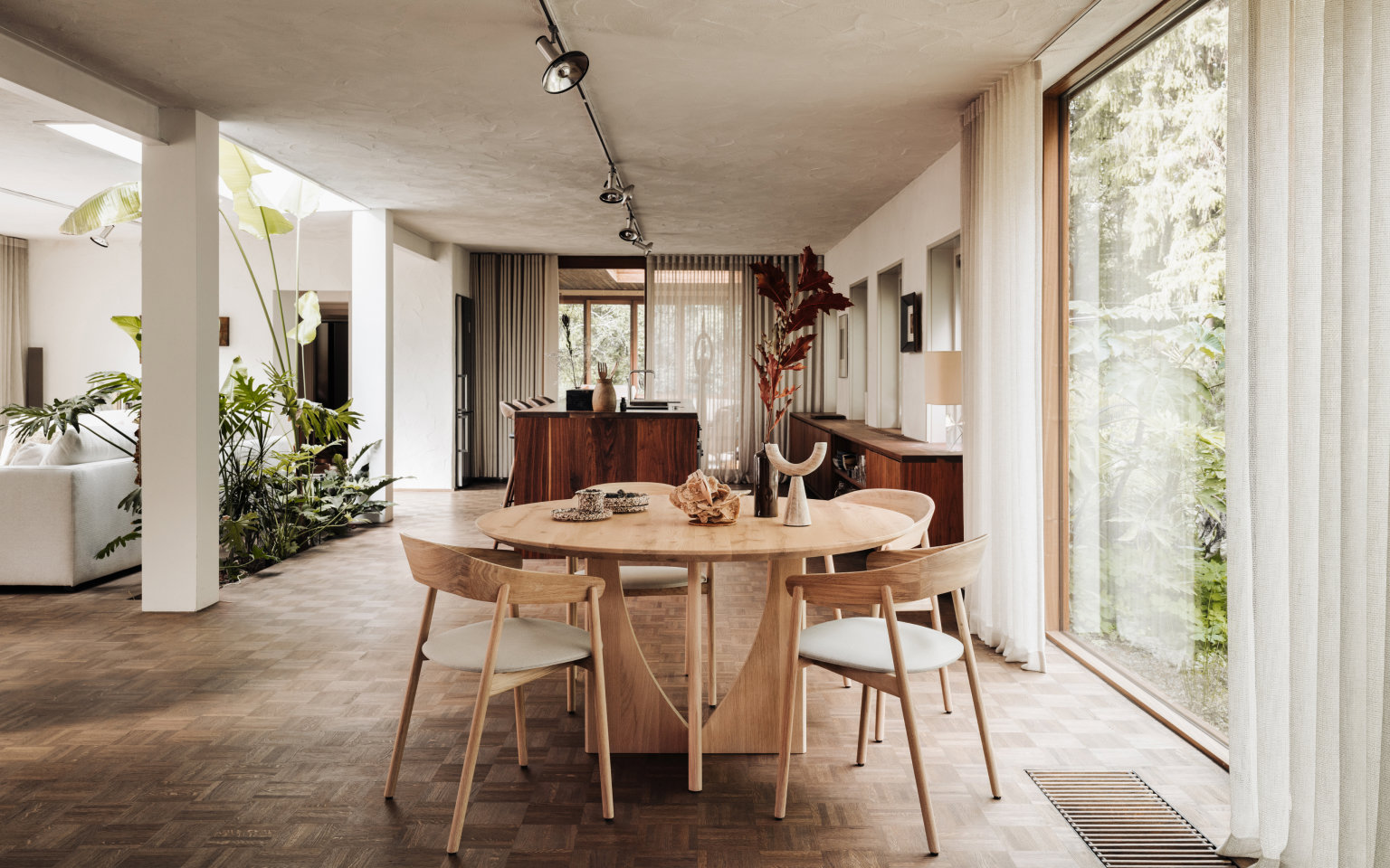 Ronde eikenhouten eettafel voor 4 personen.