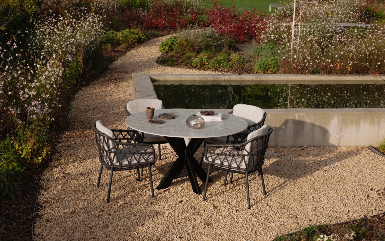 Rosvik eetgroep Ronde tafel wit/eiken met 4 zwarte Karl rieten stoelen Rosvik eetgroep Ronde tafel wit/eiken met 4 zwarte Karl rieten stoelen