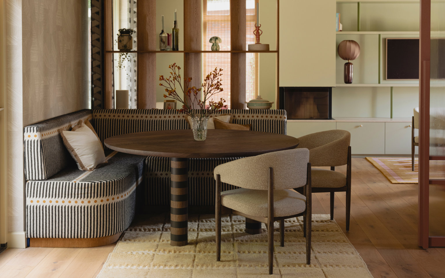 Ronde eettafel met eetkamerstoelen en eetkamerbank