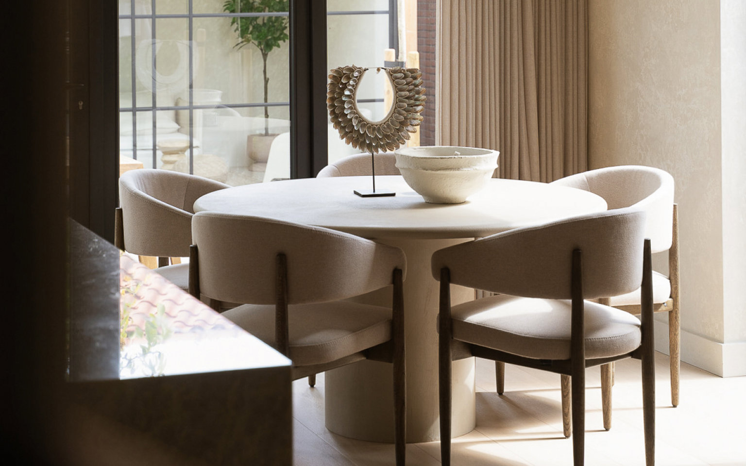 Betonlook ronde eettafel 6 personen