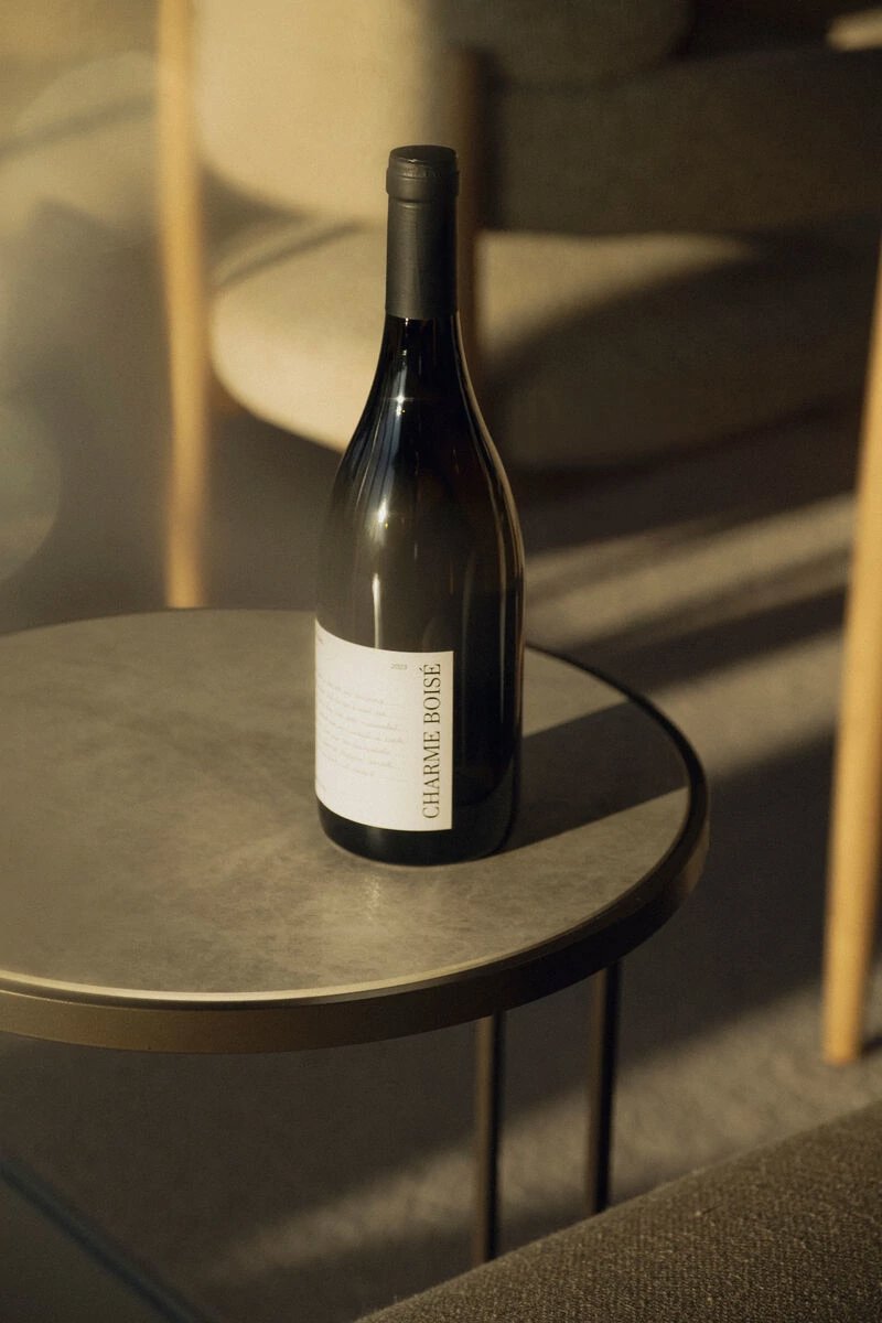 Fles wijn van Table du Sud op een bijzettafel