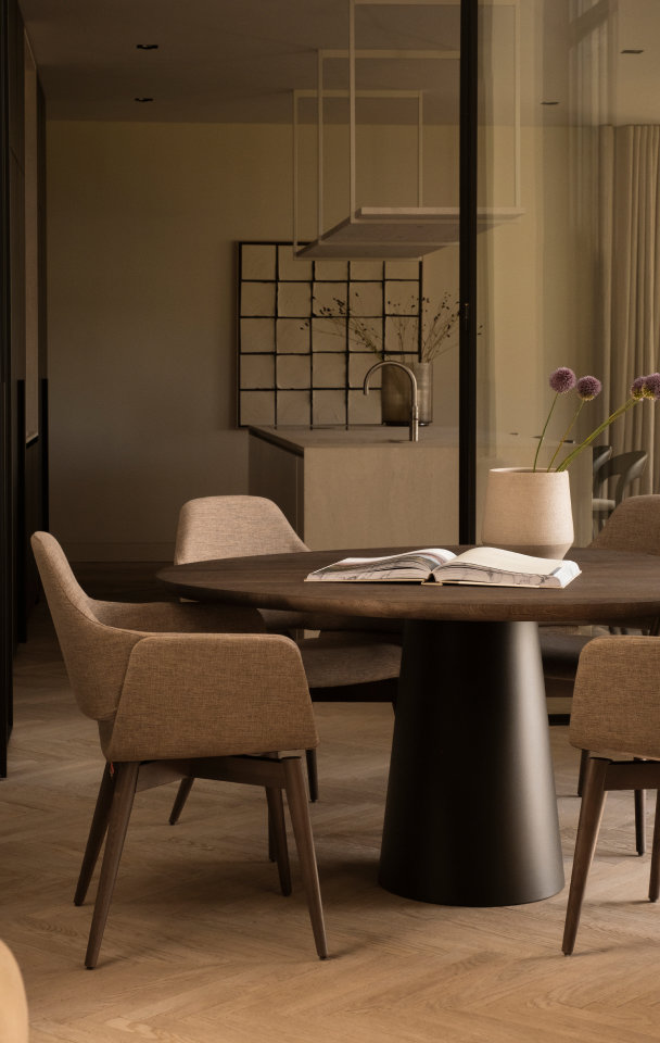 Ronde eettafel met eetkamerstoel Lotus 