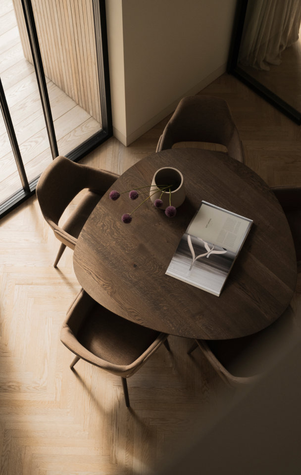 Ronde eettafel met organische vorm en eetkamerstoelen