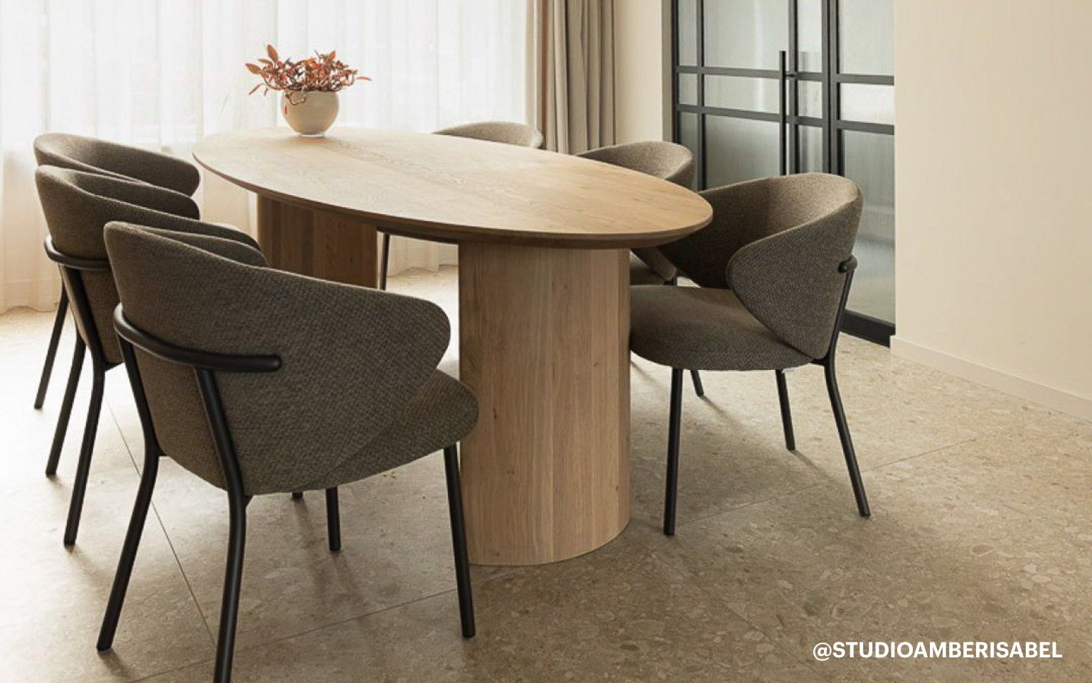 Ovale eettafel voor 6 personen met eetkamerstoelen