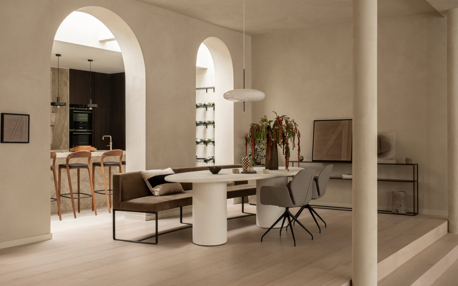 Ovale eettafel voor 6 personen in betonlook met eetkamerbank