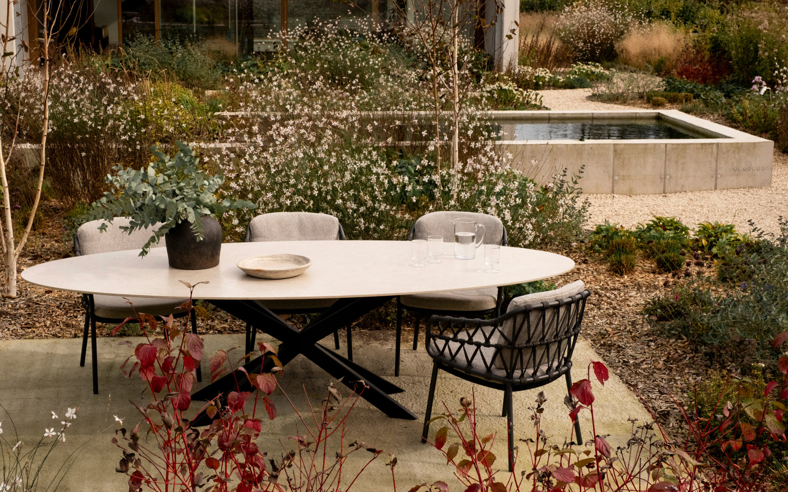 Ovale tuintafel met tafelblad van keramiek en stalen onderstel