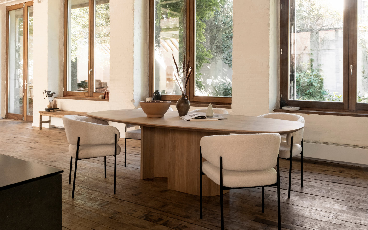 Deens ovale eettafel met Studio Verbaan onderstel en 4 Willow eetkamerstoelen