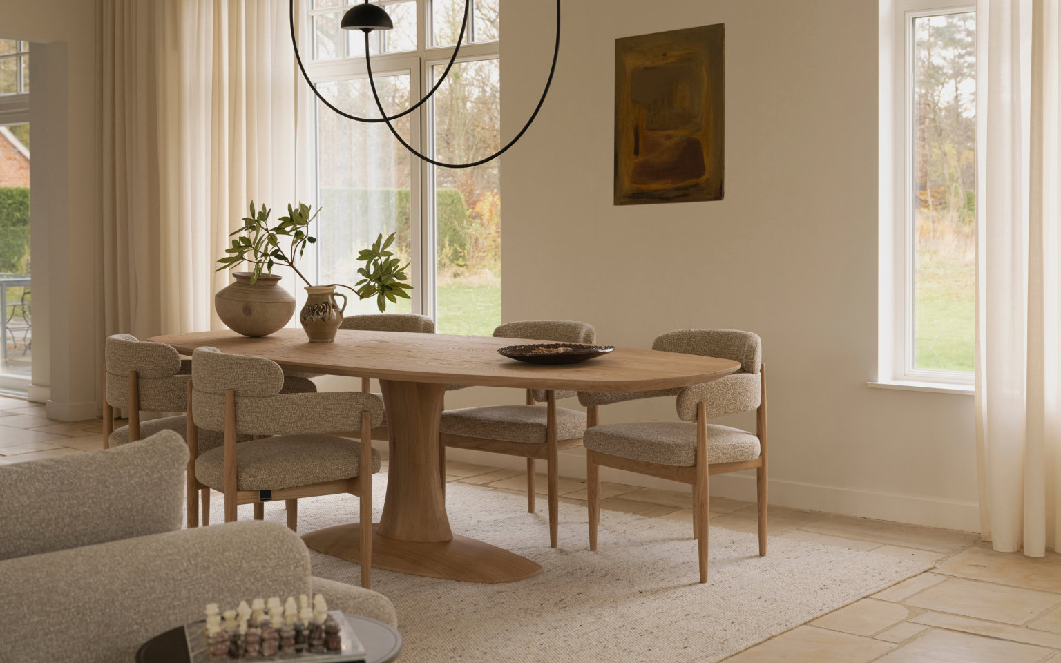 Deens ovale eettafel met Pirlo onderstel en eetkamerstoel Ezra