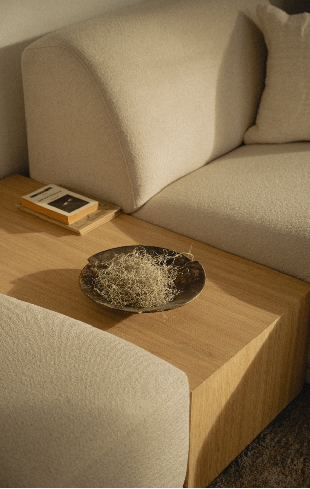 Bank met salontafel tussen de elementen als bijzettafel Table du Sud