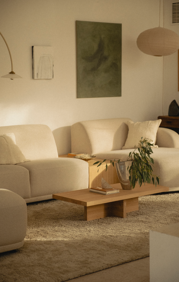 Scandinavische meubels: beige bank met eikenhouten salontafel