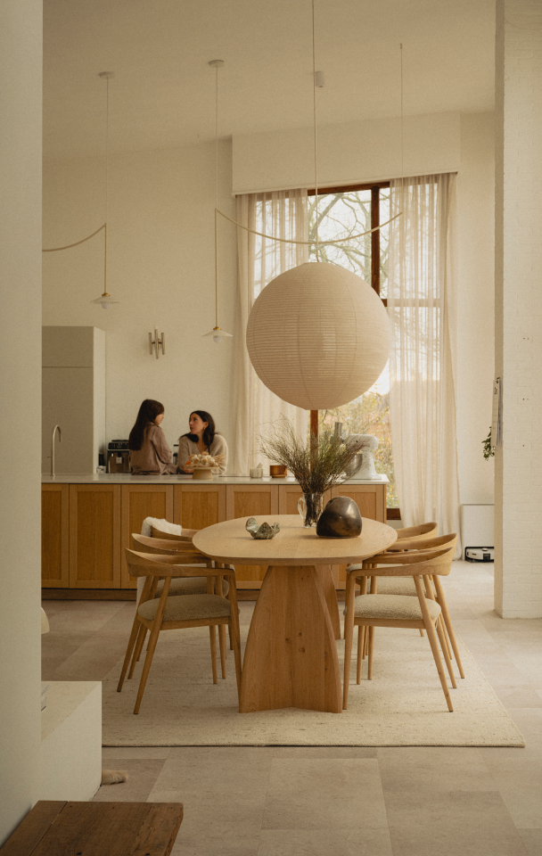 Eetkamerset met eikenhouten eetkamerstoelen en Deens ovale eettafel voor Scandinavisch interieur