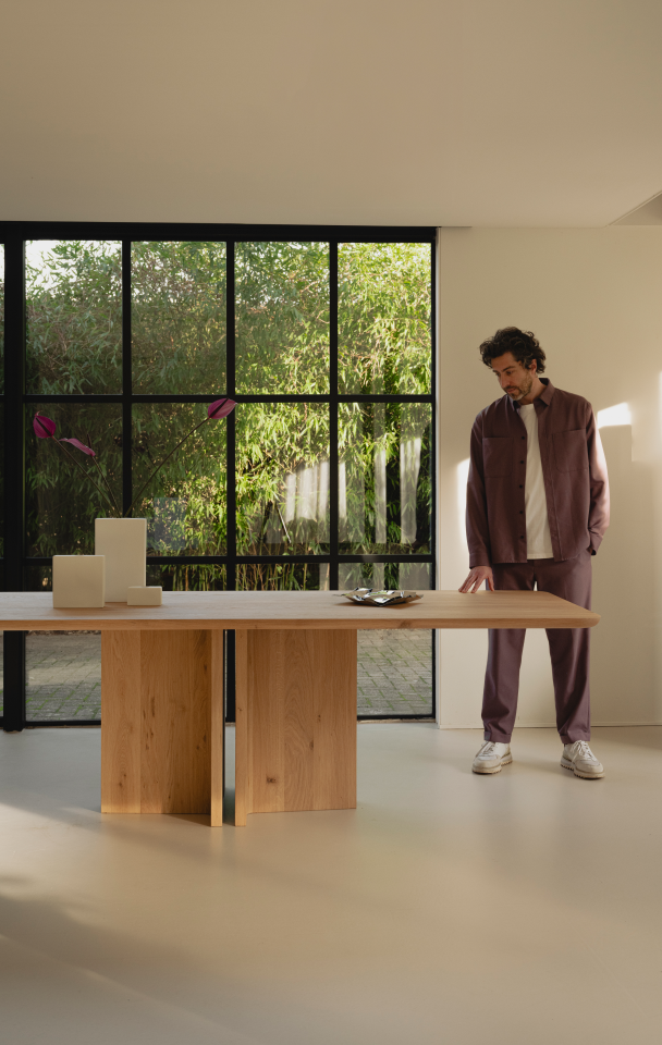 Samenwerking Table du Sud x Onno Adriaanse solo onderstel met rechthoekig tafelblad in eikenhout