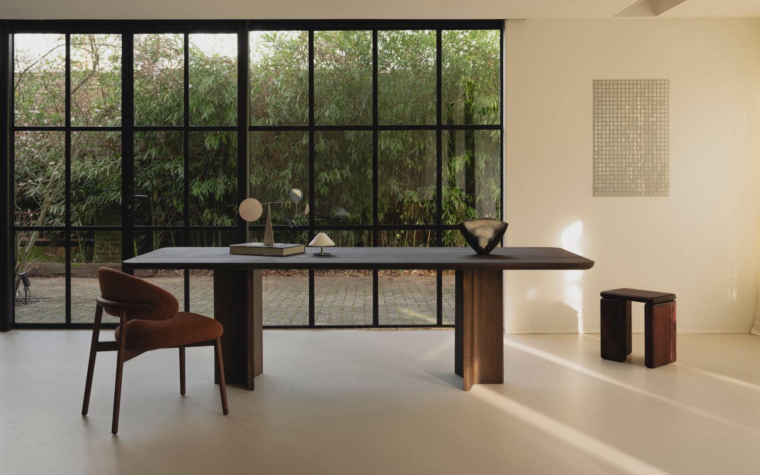 Collaboration Table du Sud x Onno Adriaanse duo onderstel met rechthoekig tafelblad in eikenhout