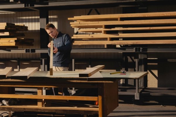 Table du Sud, hier zie je Sjoerd in onze werkplaats die meubels op maat aan het maken is.