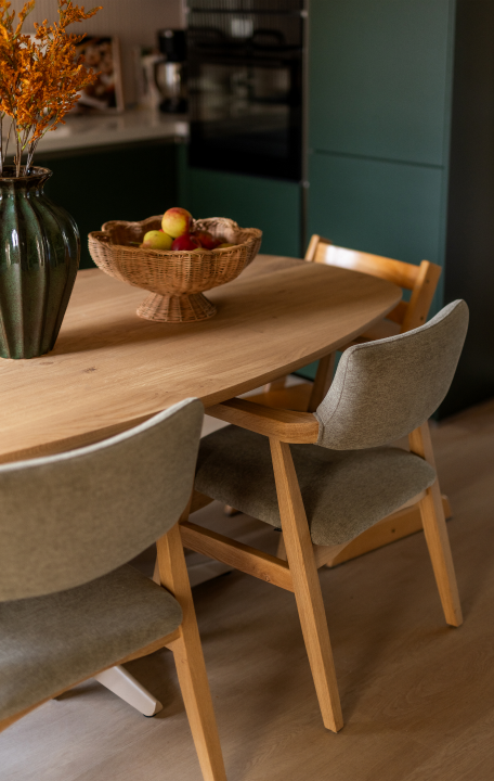 Close-up van eiken eetkamerstoelen uit Kopen Zonder Kijken van Table du Sud