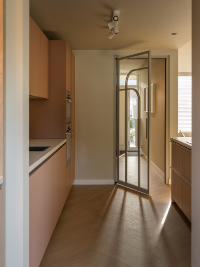 Kopen Zonder Kijken 2026 keuken en taatsdeur naar de hal