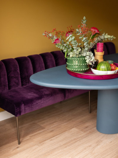 Kopen Zonder Kijken aflevering 3 blauwe eettafel en paarse eetkamerbank