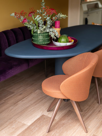 Kopen Zonder Kijken aflevering 3 Sarah en Lasse kleurrijke  eetkamerset van Table du Sud