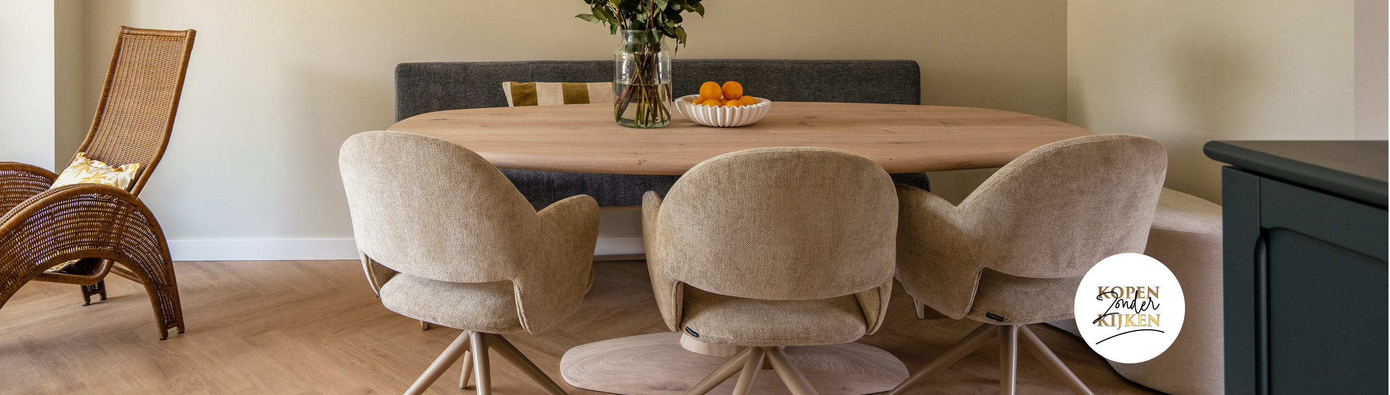 Aflevering 4 Kopen Zonder Kijken seizoen 9 eettafel met eetkamerbank en eetkamerstoelen blauw en beige kleuren