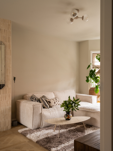 Kopen Zonder Kijken seizoen 9 woonkamer met bank en salontafel voor Isabel en Ellemijn