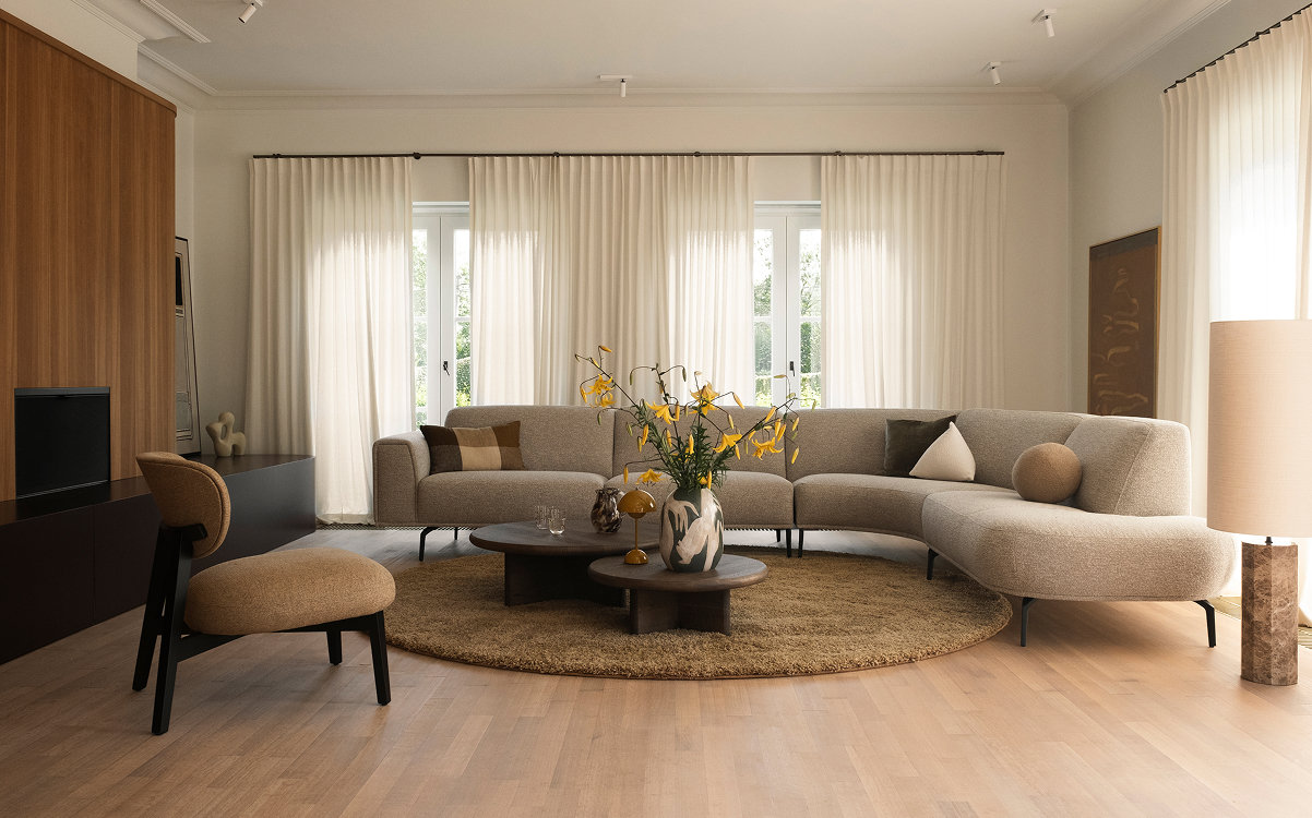 Woonkamer met hoekbank en fauteuil van Table du Sud voor de woonkamer inspiratie