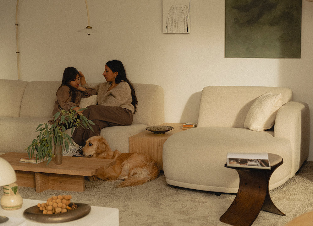 Woonkamer met loungebank en sidetable om te relaxen