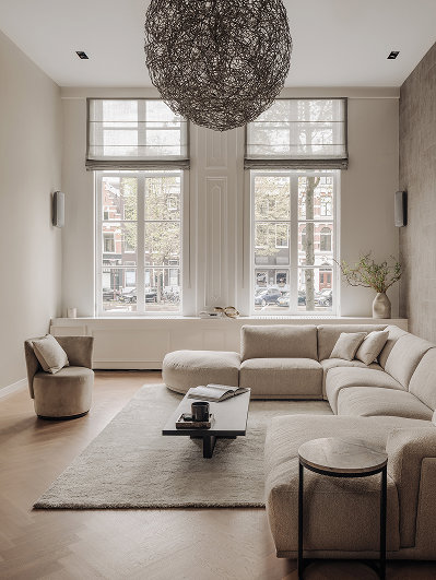 Woonstijl hotel chique met bank, fauteuil, salontafel en vloerkleed van Table du sud