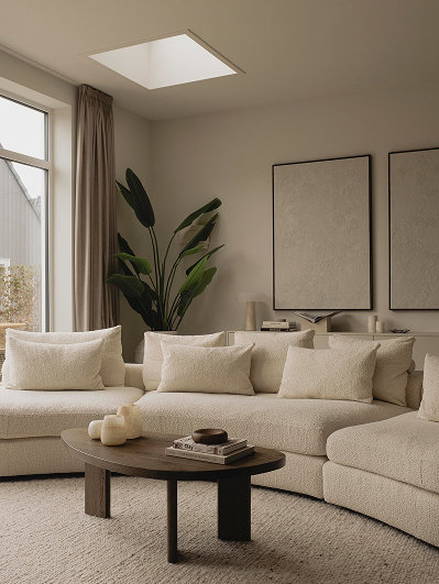 Japandi stijl in de woonkamer met Japandi bank en salontafel