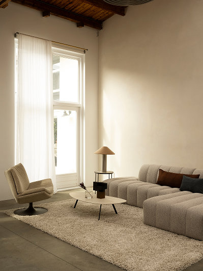 Modern interieur voor de woonkamer met bank, salontafel en fauteuil