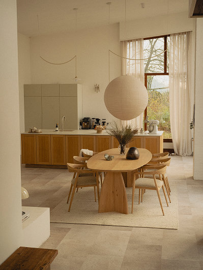 Scandinavisch interieur eetkamerset met eettafel en eetkamerstoelen