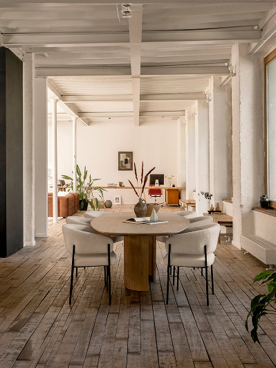 Urban woonstijl met New York loft sfeer. Table du Sud eettafel en eetkamerstoelen