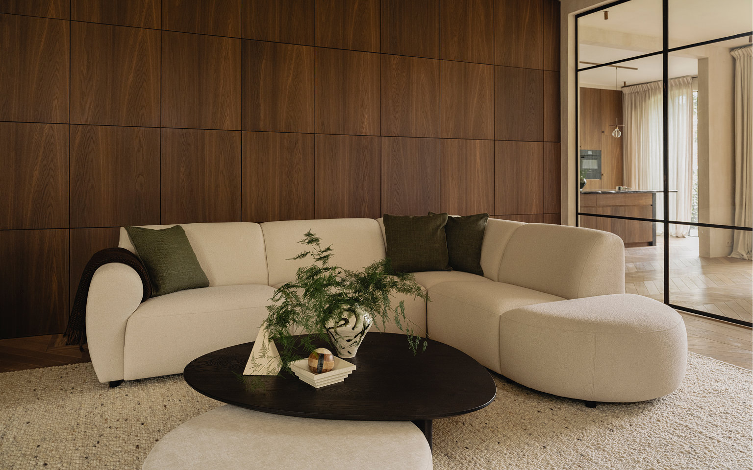 Woonkamer met aardse tinten en meubels van Table du Sud