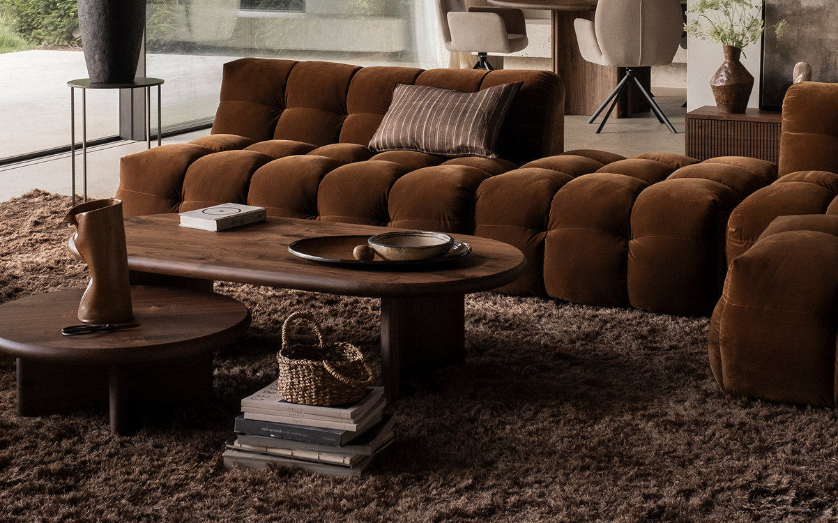 Styling van de woonkamer voor woonkamerinspiratie. Bruin el chocolate interieur