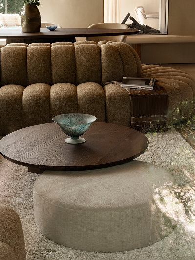 Woonkamer inspiratie met bank en salontafel in 70's woonstijl