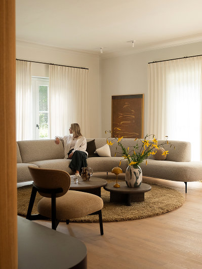 Woonkamer inspiratie met hoekbank, fauteuil, salontafels en vloerkleed