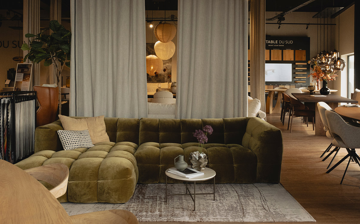 Woonwinkel Heeze van Table du Sud met op de afbeelding hoekbank Massimo en een salontafel van keramiek