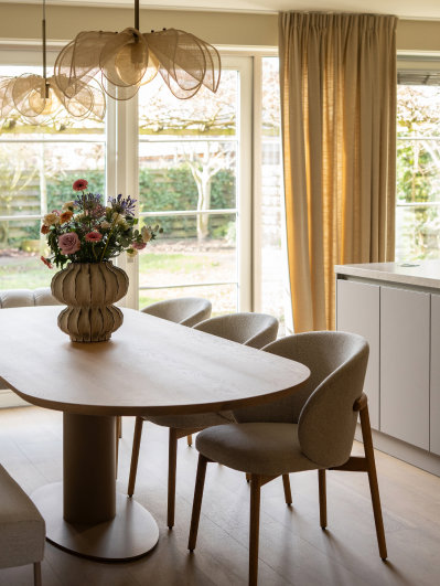 Kopen Zonder Kijken seizoen 9 aflevering 7 eettafel met eetkamerstoelen en eetkamerbank van Table du Sud