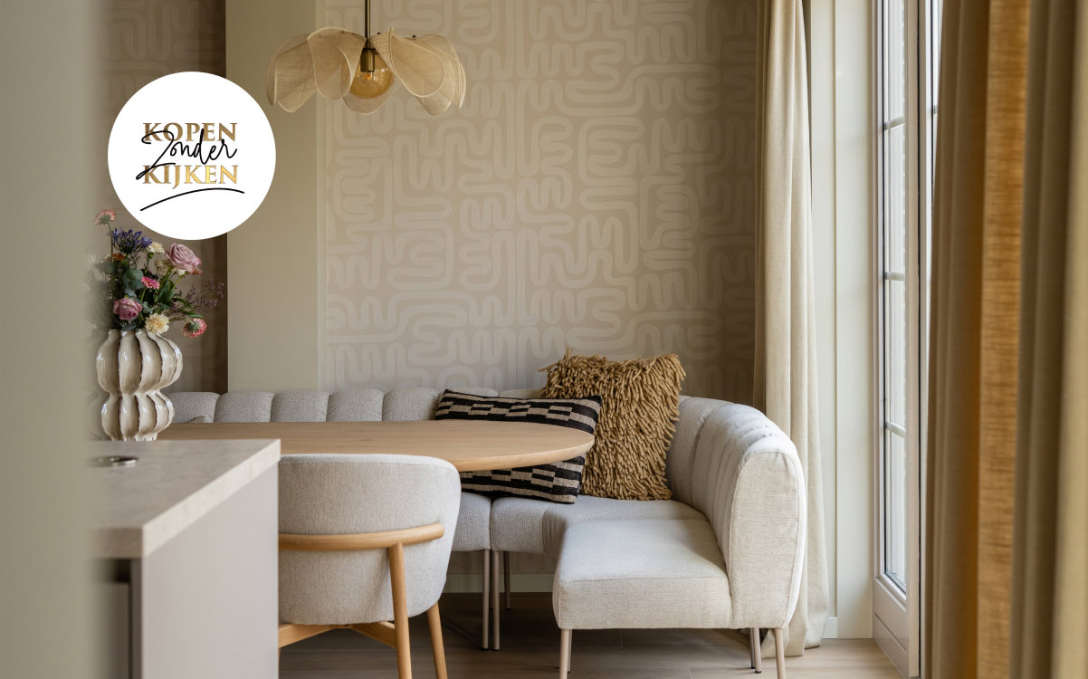 Eetkamer met beige kleuren van Table du Sud voor Kopen Zonder Kijken 2026