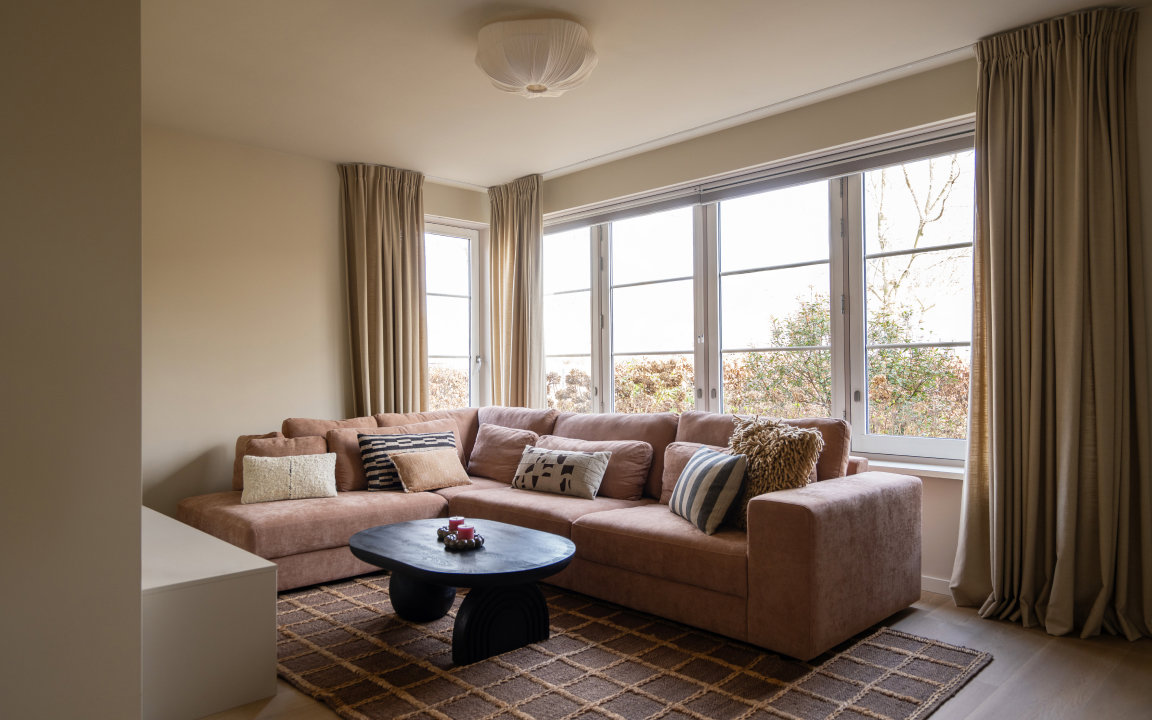 Seizoen 9 van Kopen Zonder Kijken met roze bank voor Dennis & Samara